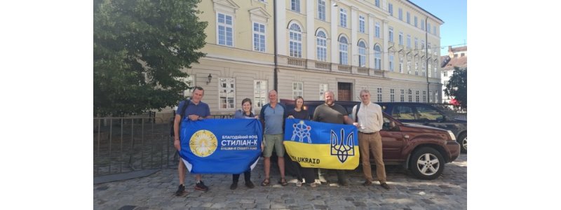 Aug26_Cars-people-flags_B-Medium.jpeg